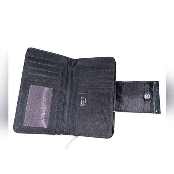 Womens Tahari Wallet In Excellent Conditon With Identity Theft Liner! - Picture 3 of 4